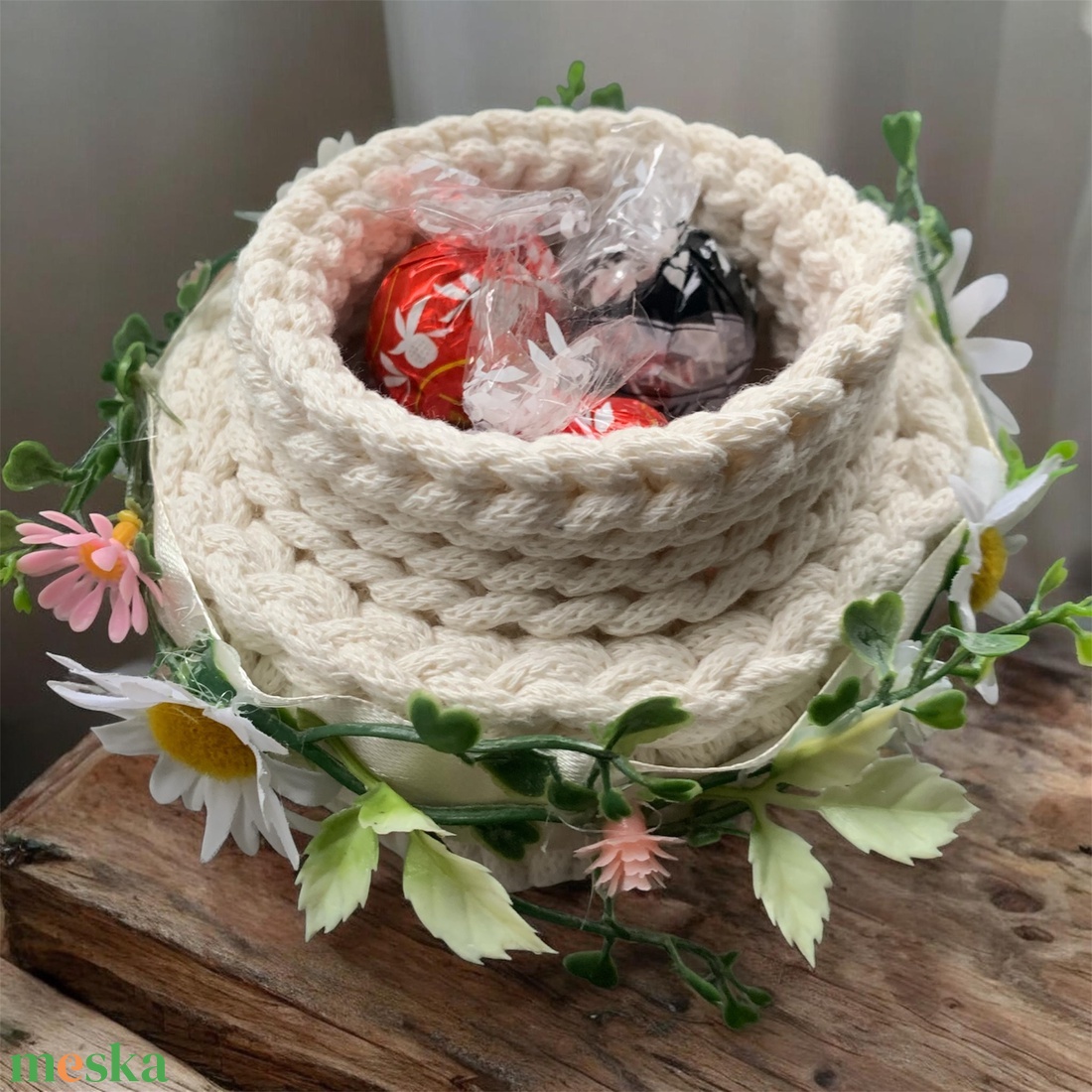 Horgolt húsvéti kosár virágdísszel � natúr tojás tartó - ünnepi díszek, dekorációk - húsvéti díszek és dekorációk - húsvéti asztaldíszek - Meska.hu