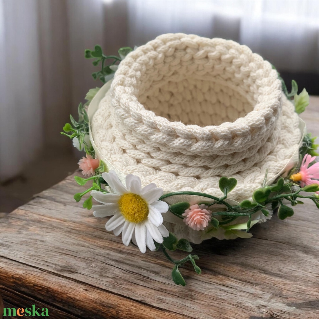 Horgolt húsvéti kosár virágdísszel � natúr tojás tartó - ünnepi díszek, dekorációk - húsvéti díszek és dekorációk - húsvéti asztaldíszek - Meska.hu