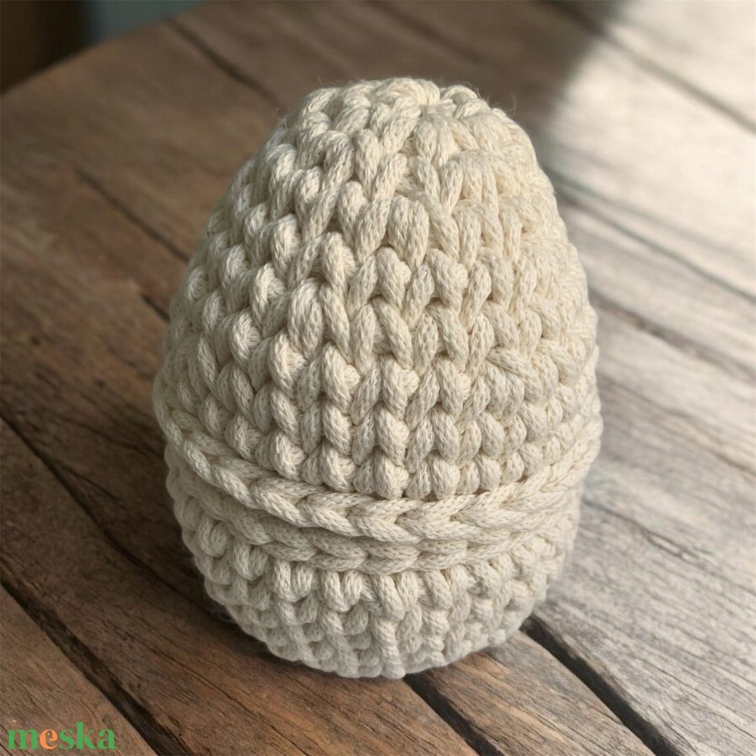 Horgolt húsvéti kosár virágdísszel � natúr tojás tartó - ünnepi díszek, dekorációk - húsvéti díszek és dekorációk - húsvéti asztaldíszek - Meska.hu