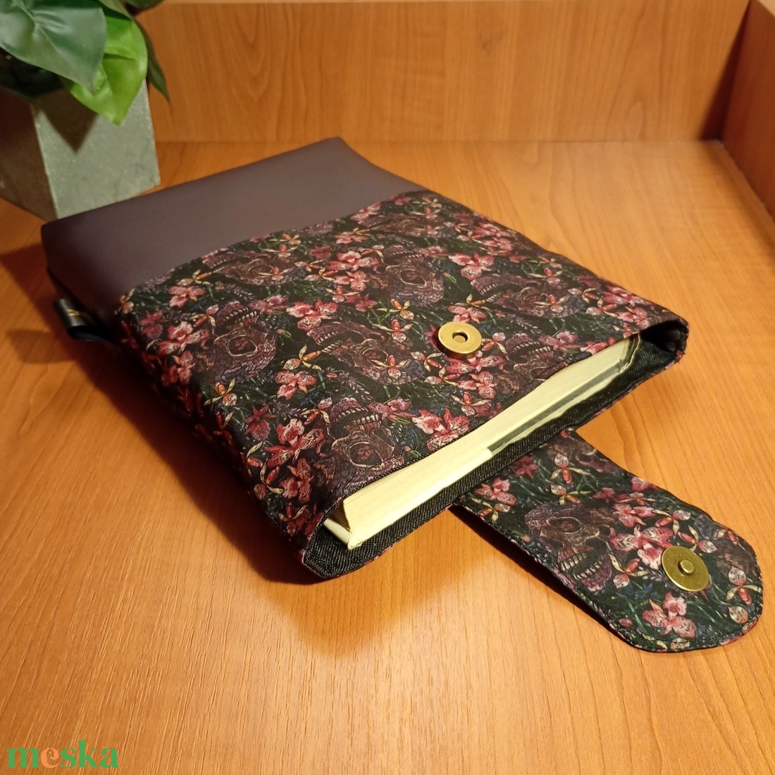 Koponyás-virágos mintás könyvtok - könyv & zene - könyvtok - Meska.hu