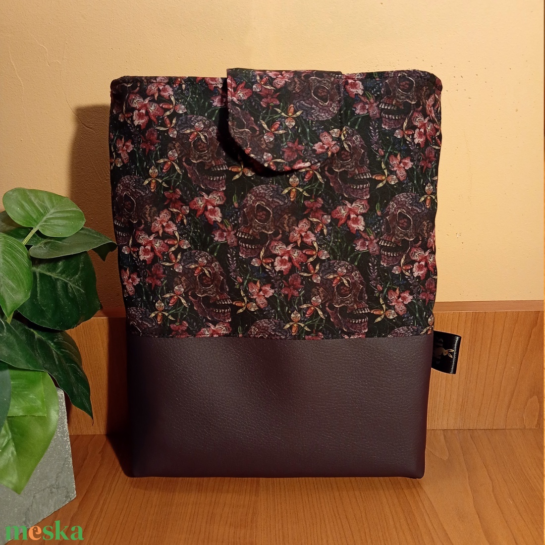 Koponyás-virágos mintás könyvtok - könyv & zene - könyvtok - Meska.hu