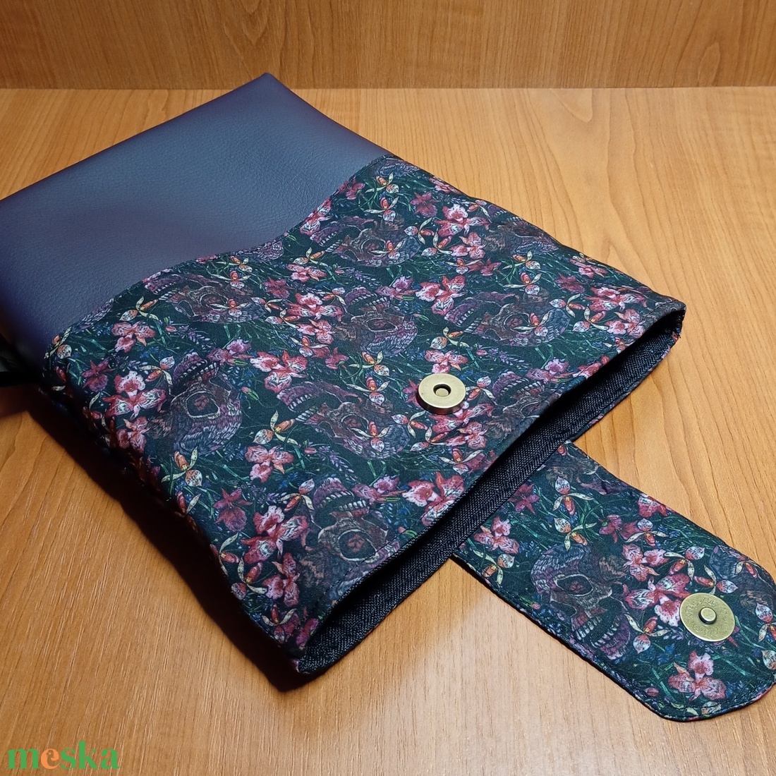 Koponyás-virágos mintás könyvtok - könyv & zene - könyvtok - Meska.hu