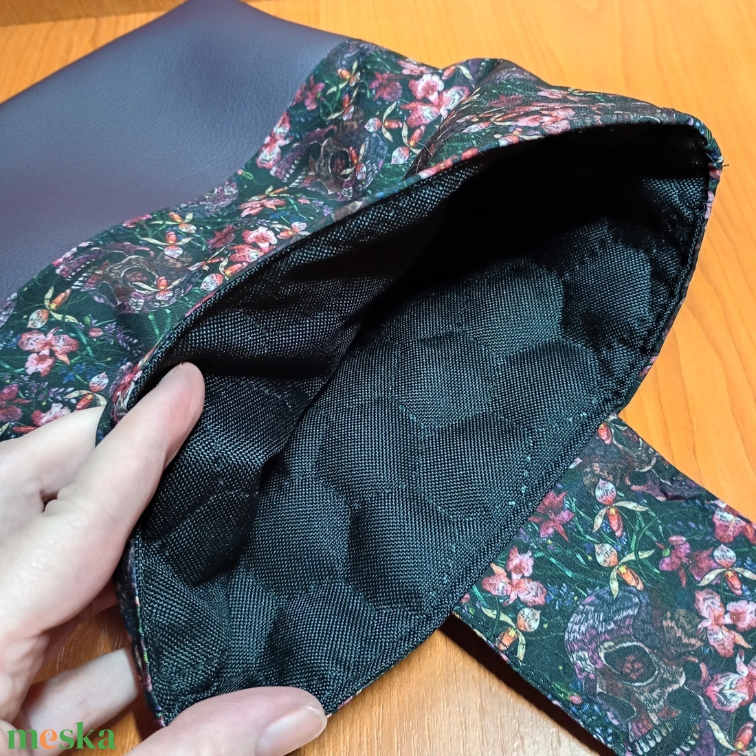 Koponyás-virágos mintás könyvtok - könyv & zene - könyvtok - Meska.hu