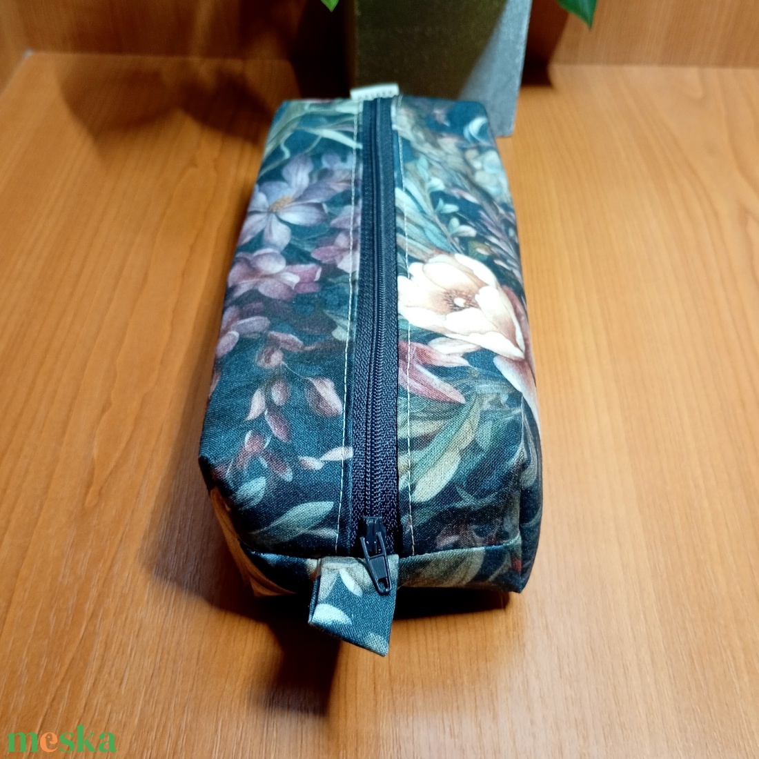 Virágmintás tolltartó - otthon & életmód - papír, írószer - tolltartó & ceruzatekercs - Meska.hu