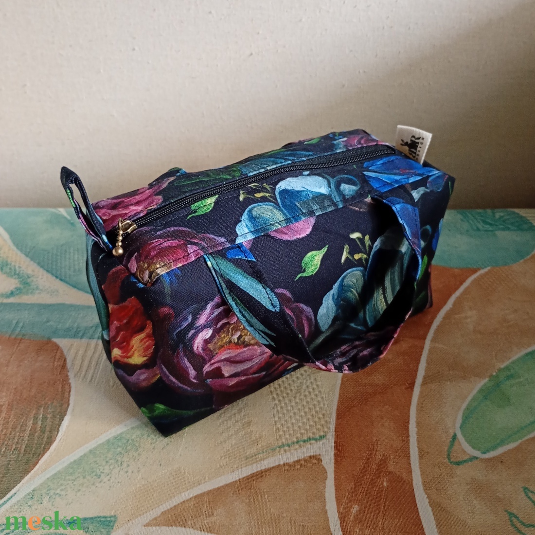 Sötét virágos füles neszeszer - táska & tok - neszesszer - Meska.hu