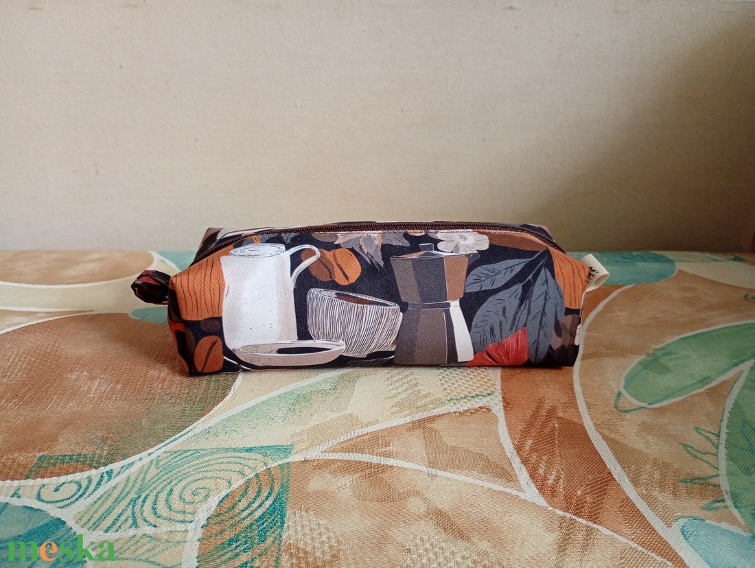 Kávémintás tolltartó - otthon & életmód - papír, írószer - tolltartó & ceruzatekercs - Meska.hu