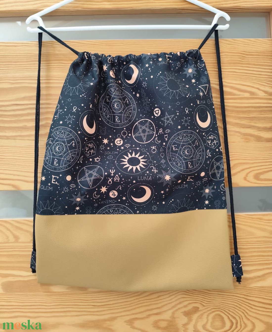 Fekete alapon beige mintás gym-bag - táska & tok - hátizsák - tornazsák, gymbag - Meska.hu