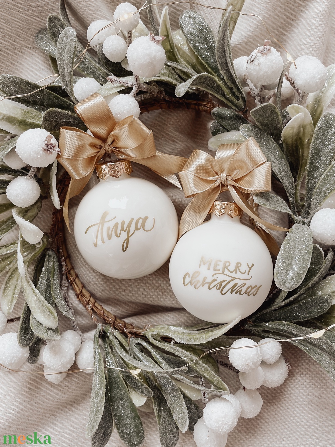 Egyedi feliratú karácsonyi üveggömb - törtfehér fényes - karácsony - karácsonyi lakásdekoráció - karácsonyfadíszek - Meska.hu