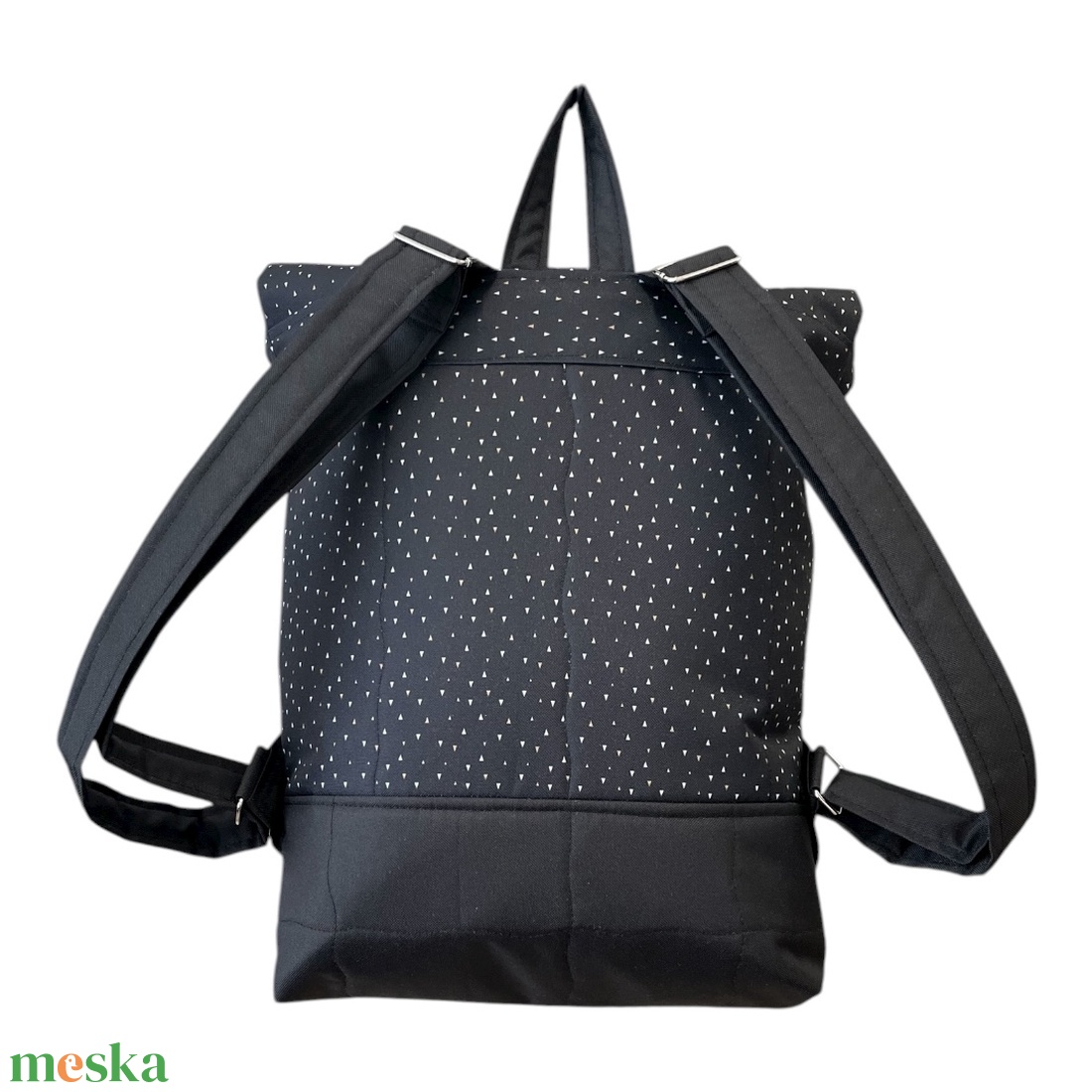 #HMM3 Fekete fehér háromszög  mintás vízhatlan rolltop hátizsák - táska & tok - laptoptáska, laptop hátizsák - Meska.hu
