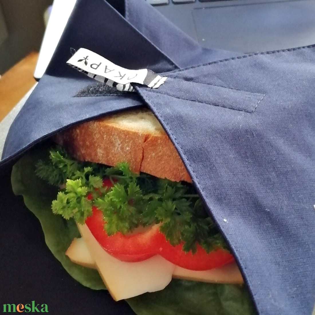 Minimál sötétkék irodai újraszalvéta férfiaknak is, fekete PUL belsővel, szendvics csomagolására - táska & tok - uzsonna- & ebéd tartó - szendvics csomagoló - Meska.hu