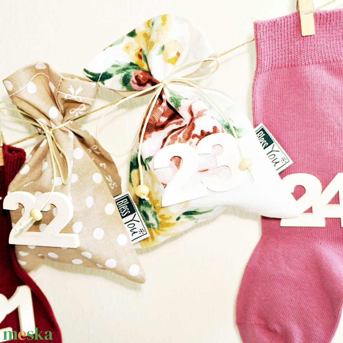 KIFUTÓ TERMÉK! Rózsás vintage ADVENTI naptár füzér - 24 db-os, bordó, krém és bézs színekben - karácsony - adventi díszek - adventi ablakdekoráció - Meska.hu