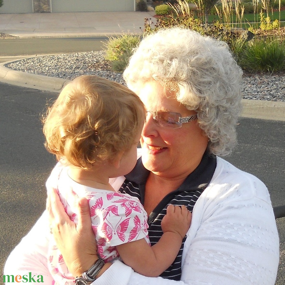 Nagymamáknak egyedi monogramos hímzett csipkés zsebkendő Anyák napjára - művészet - textilkép - egyéb - Meska.hu