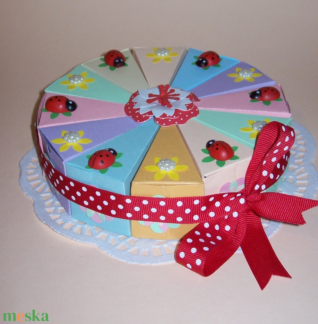 Pénzajándék átadó torta - katicás, közepes - esküvő - emlék & ajándék - nászajándék - esküvői pénzátadó boríték, kártya - Meska.hu Pénzajándék átadó torta - katicás, közepes - esküvő - emlék & ajándék - nászajándék - esküvői pénzátadó boríték, kártya - Meska.hu