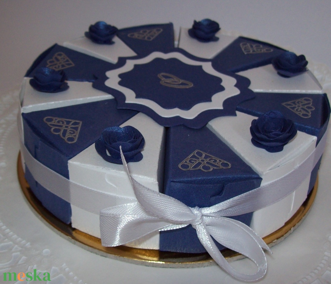 Pénzajándék átadó torta - kék-fehér, mini - otthon & életmód - papír, írószer - ajándékozás kellékei - papírtorta - Meska.hu Pénzajándék átadó torta - kék-fehér, mini - otthon & életmód - papír, írószer - ajándékozás kellékei - papírtorta - Meska.hu