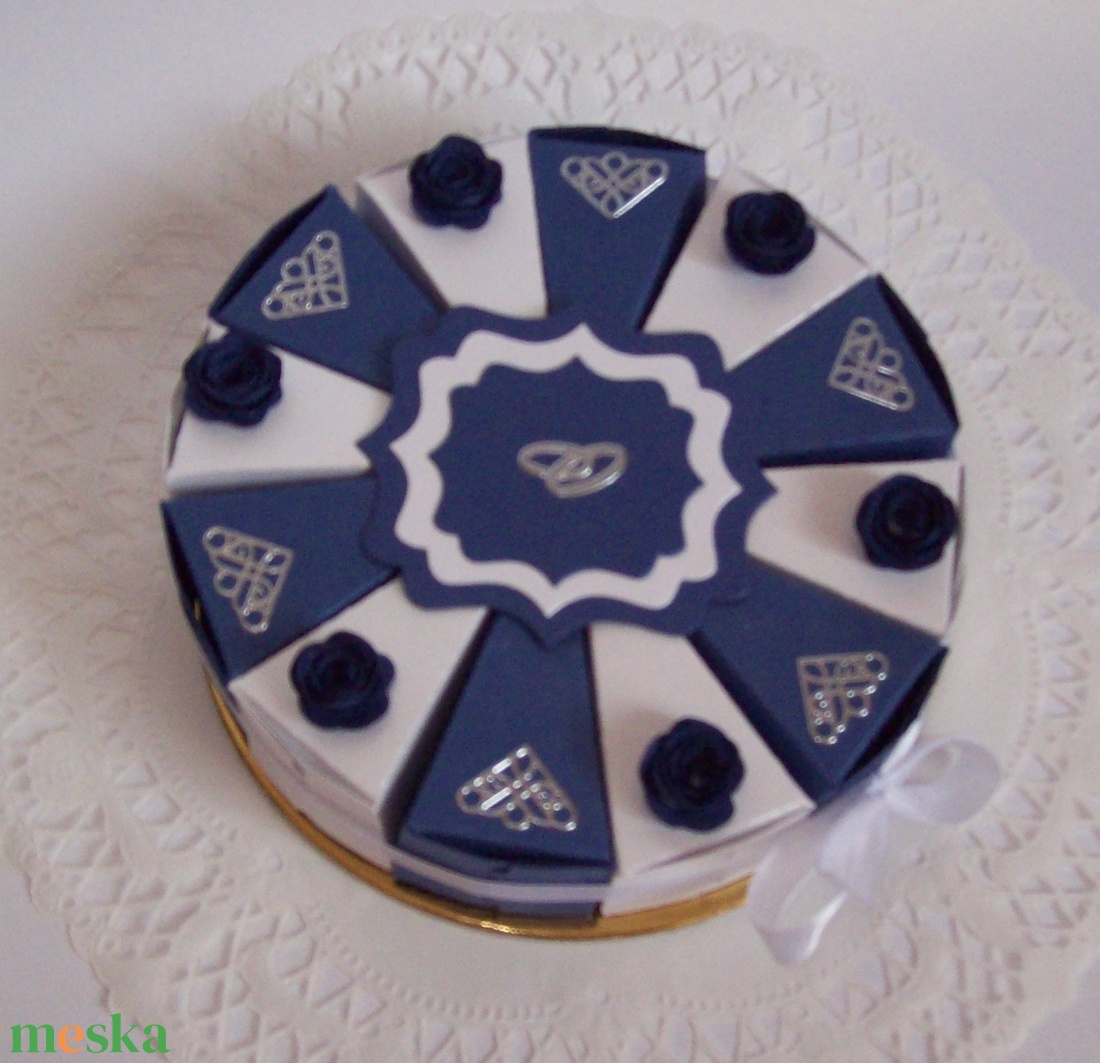 Pénzajándék átadó torta - kék-fehér, mini - otthon & életmód - papír, írószer - ajándékozás kellékei - papírtorta - Meska.hu Pénzajándék átadó torta - kék-fehér, mini - otthon & életmód - papír, írószer - ajándékozás kellékei - papírtorta - Meska.hu