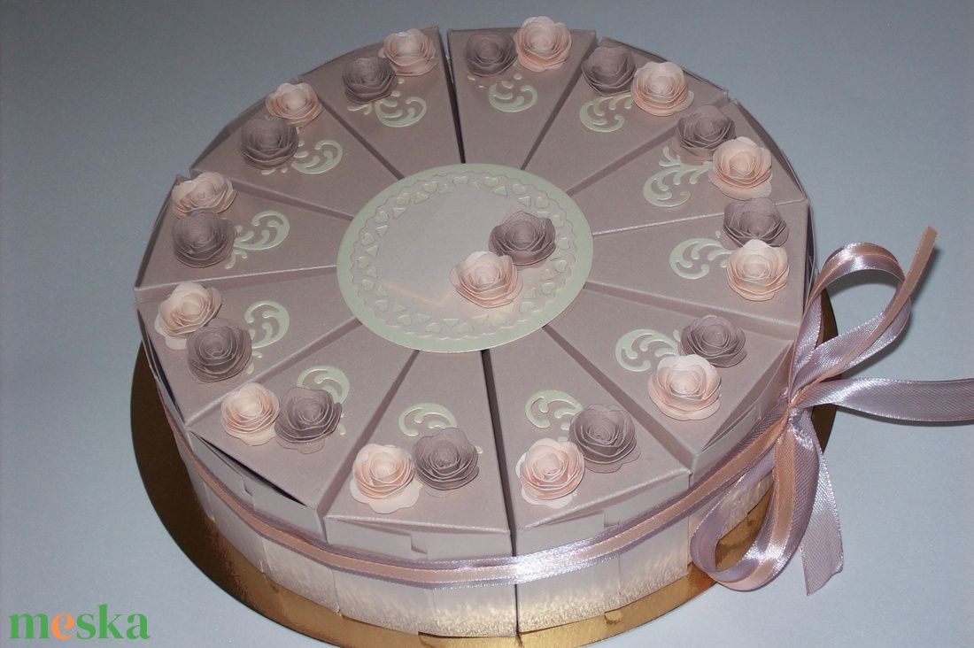 Pénzajándék átadó torta- közepes, púder - otthon & életmód - papír, írószer - ajándékozás kellékei - papírtorta - Meska.hu