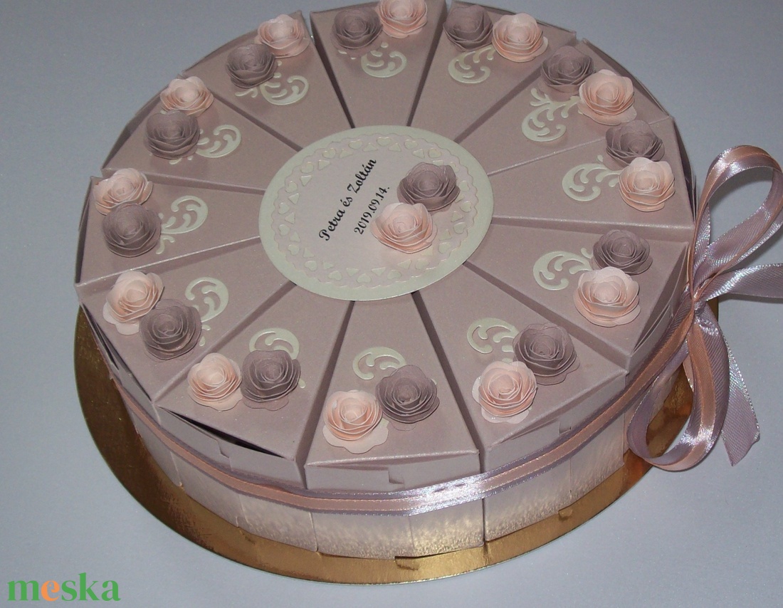 Pénzajándék átadó torta- közepes, púder - otthon & életmód - papír, írószer - ajándékozás kellékei - papírtorta - Meska.hu