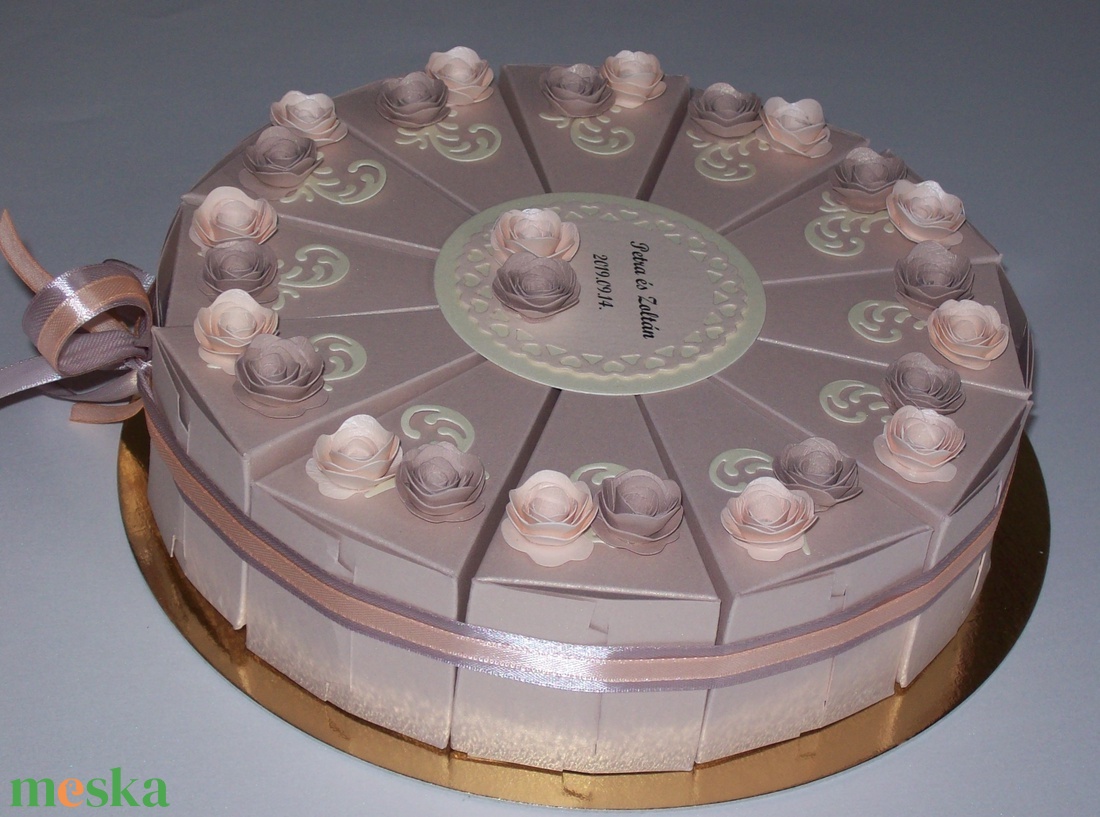 Pénzajándék átadó torta- közepes, púder - otthon & életmód - papír, írószer - ajándékozás kellékei - papírtorta - Meska.hu