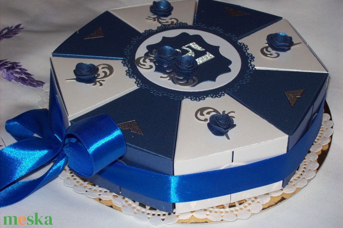 Pénzajándék átadó torta, kék-fehér-ezüst - otthon & életmód - papír, írószer - ajándékozás kellékei - papírtorta - Meska.hu Pénzajándék átadó torta, kék-fehér-ezüst - otthon & életmód - papír, írószer - ajándékozás kellékei - papírtorta - Meska.hu