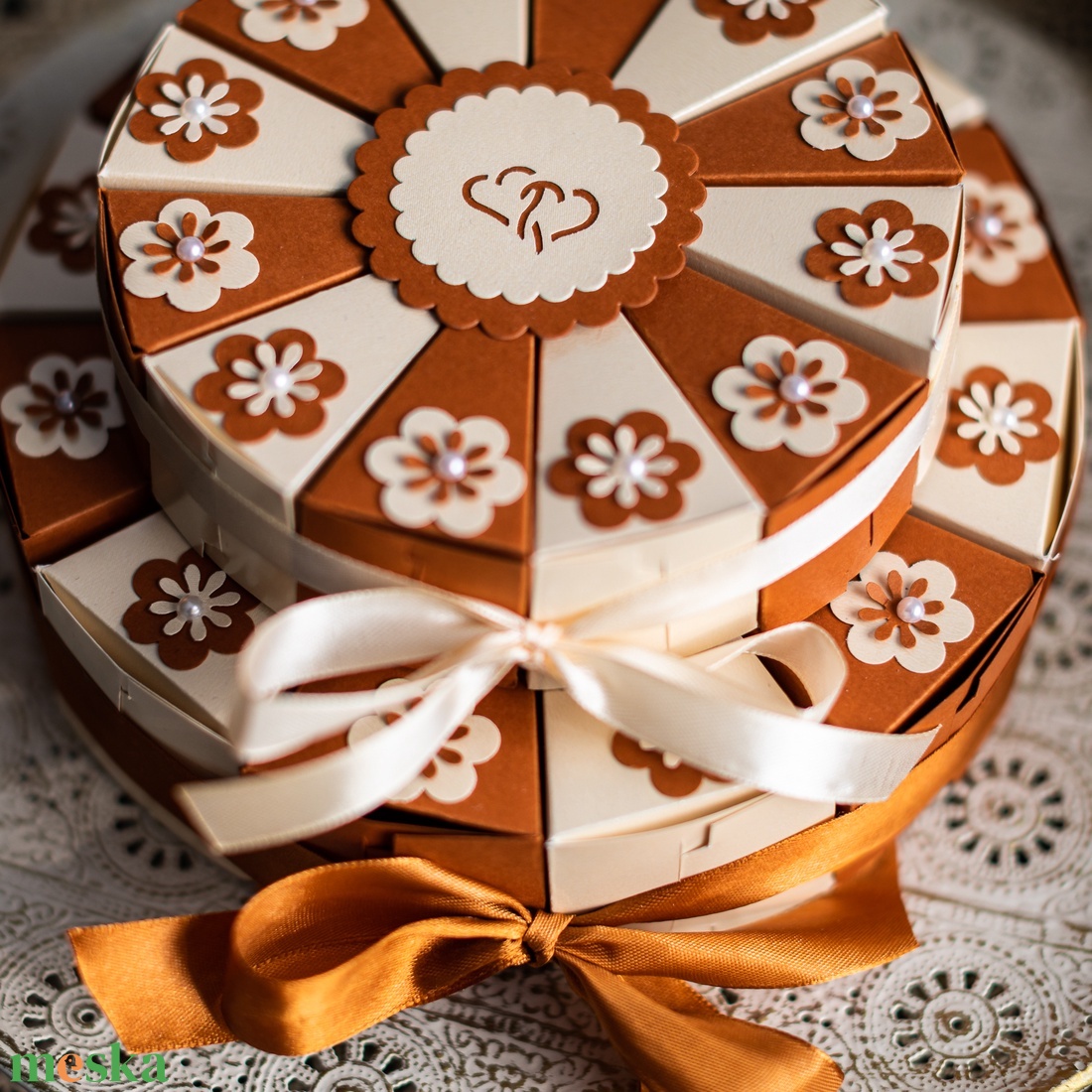 Pénzajándék átadó torta- emeletes, krém- karamell - esküvő - emlék & ajándék - nászajándék - esküvői pénzátadó boríték, kártya - Meska.hu Pénzajándék átadó torta- emeletes, krém- karamell - esküvő - emlék & ajándék - nászajándék - esküvői pénzátadó boríték, kártya - Meska.hu