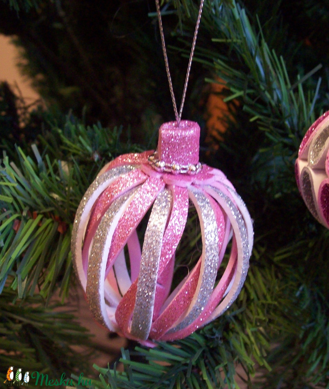 Különleges karácsonyfadísz - rózsaszín-ezüst, keresztezett gömb - karácsony - Meska.hu