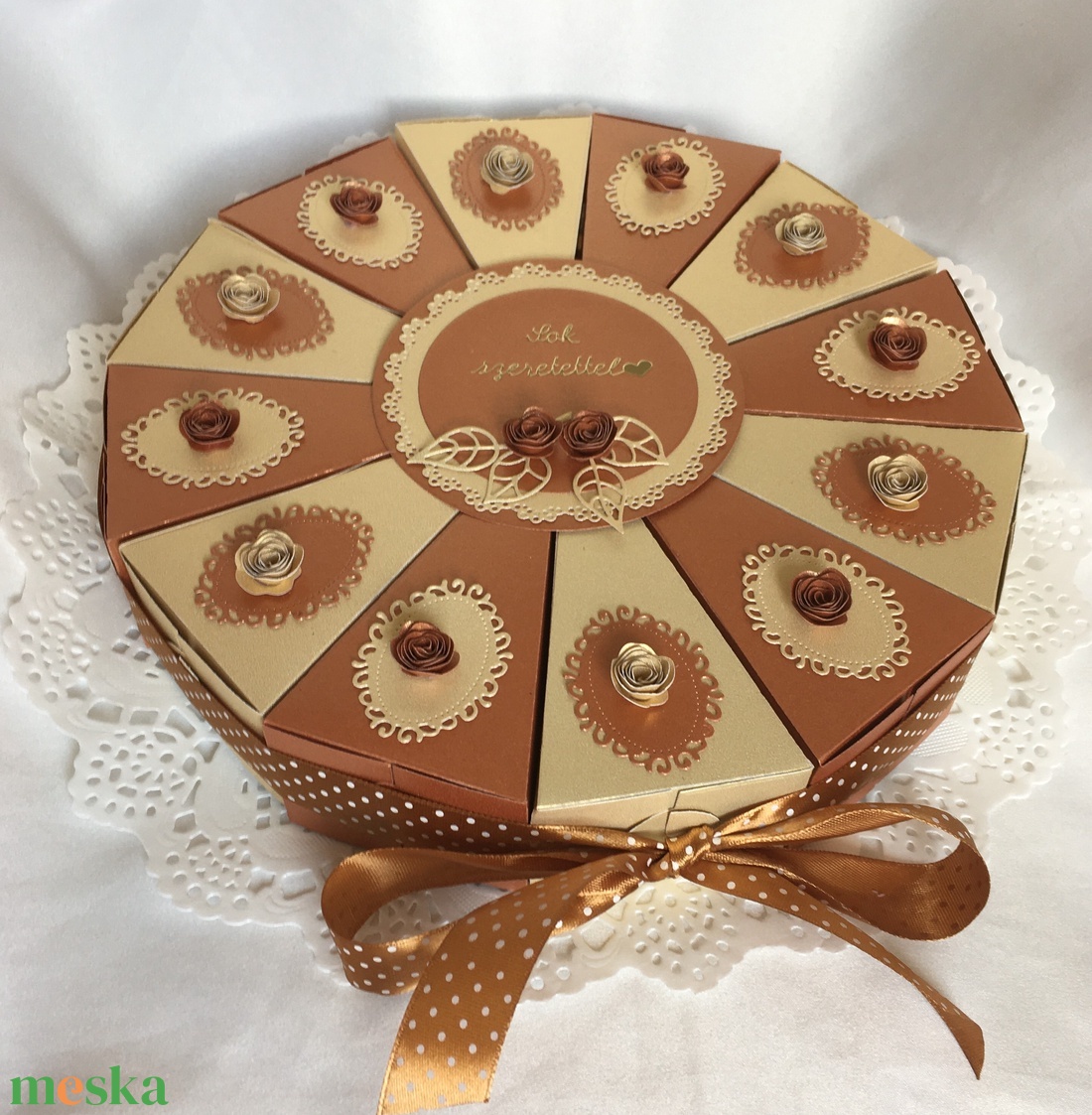 Pénzajándék átadó torta - réz-fehérarany, nagy - otthon & életmód - papír, írószer - ajándékozás kellékei - papírtorta - Meska.hu Pénzajándék átadó torta - réz-fehérarany, nagy - otthon & életmód - papír, írószer - ajándékozás kellékei - papírtorta - Meska.hu