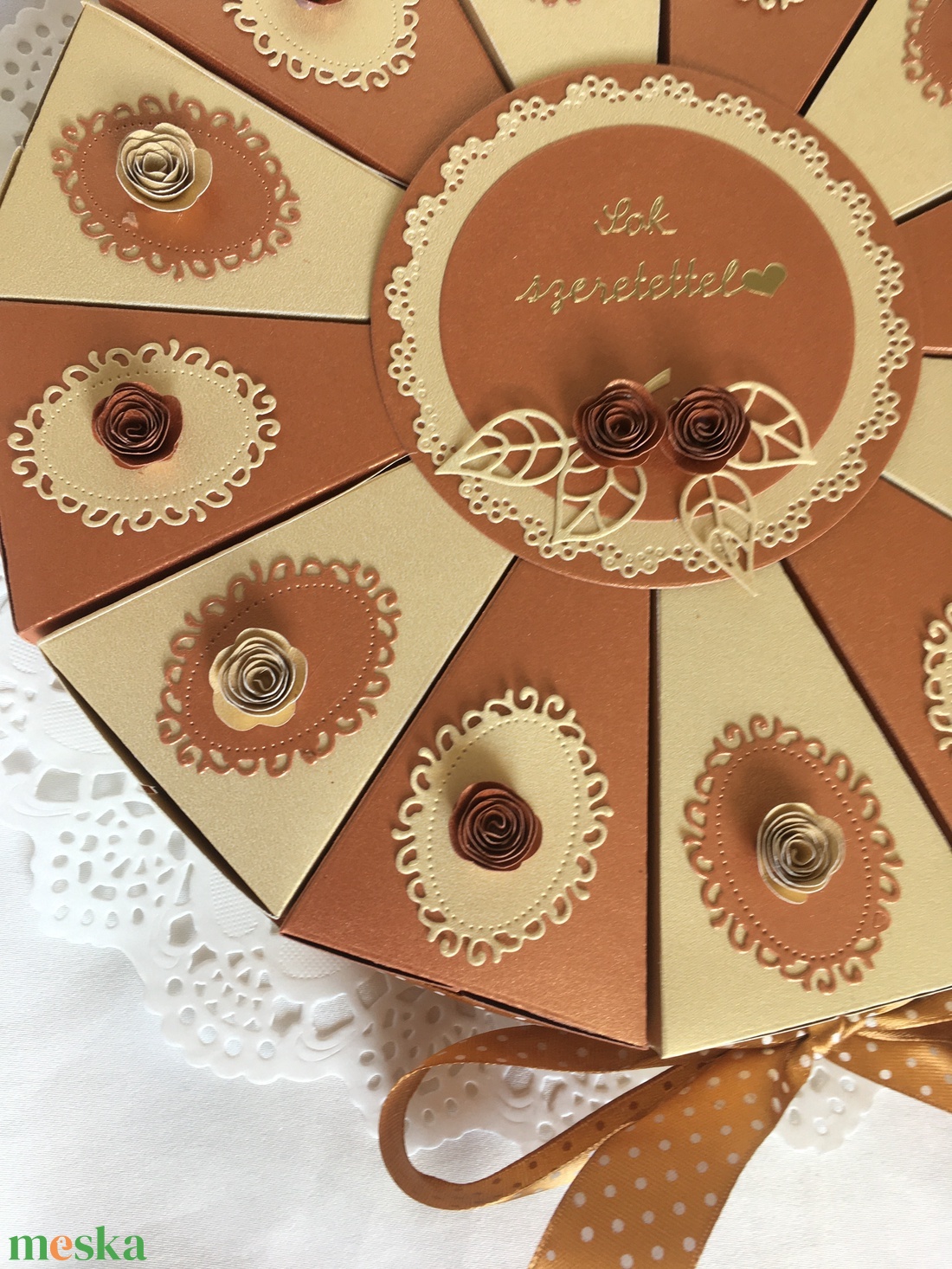 Pénzajándék átadó torta - réz-fehérarany, nagy - otthon & életmód - papír, írószer - ajándékozás kellékei - papírtorta - Meska.hu Pénzajándék átadó torta - réz-fehérarany, nagy - otthon & életmód - papír, írószer - ajándékozás kellékei - papírtorta - Meska.hu