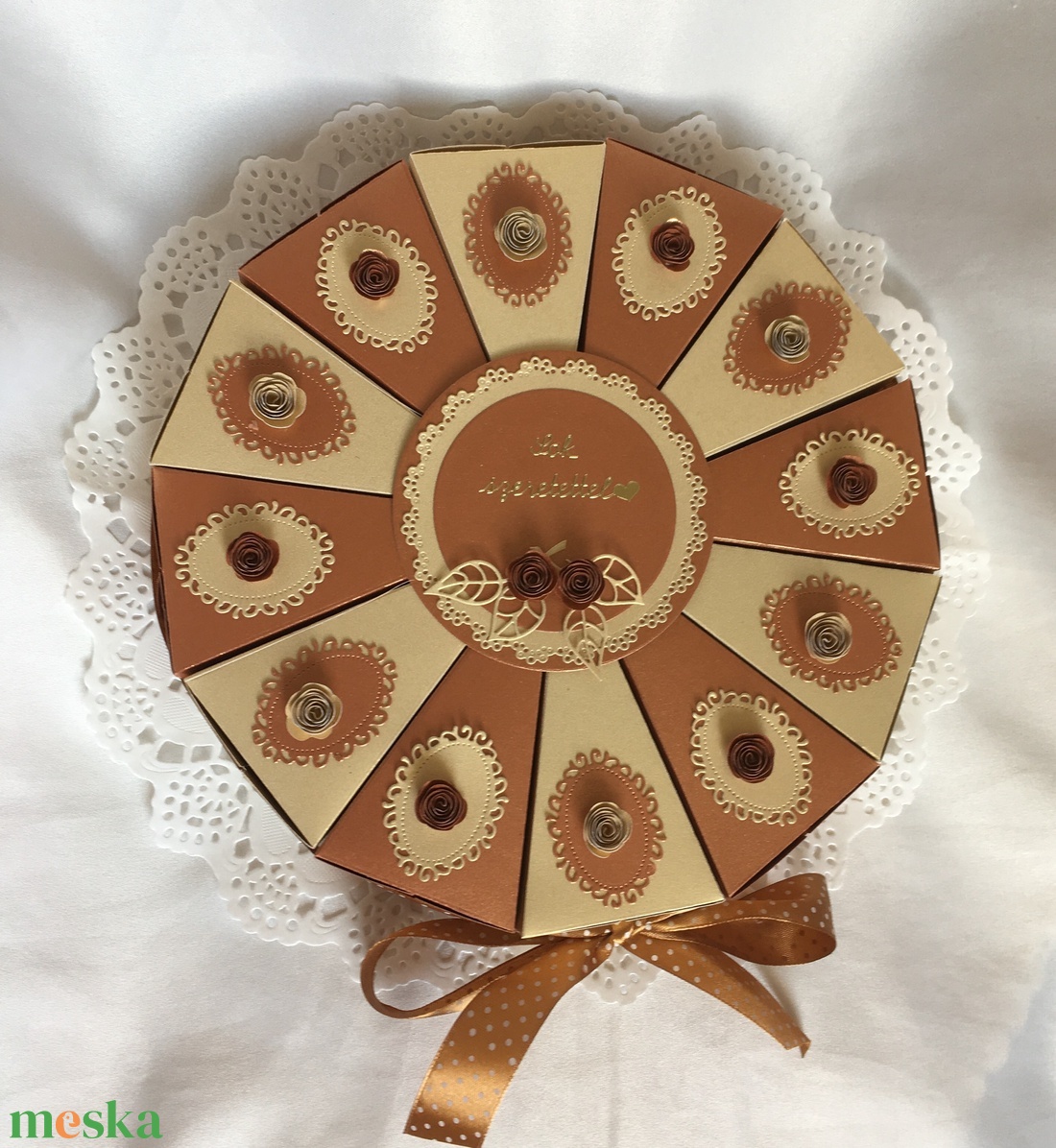 Pénzajándék átadó torta - réz-fehérarany, nagy - otthon & életmód - papír, írószer - ajándékozás kellékei - papírtorta - Meska.hu Pénzajándék átadó torta - réz-fehérarany, nagy - otthon & életmód - papír, írószer - ajándékozás kellékei - papírtorta - Meska.hu