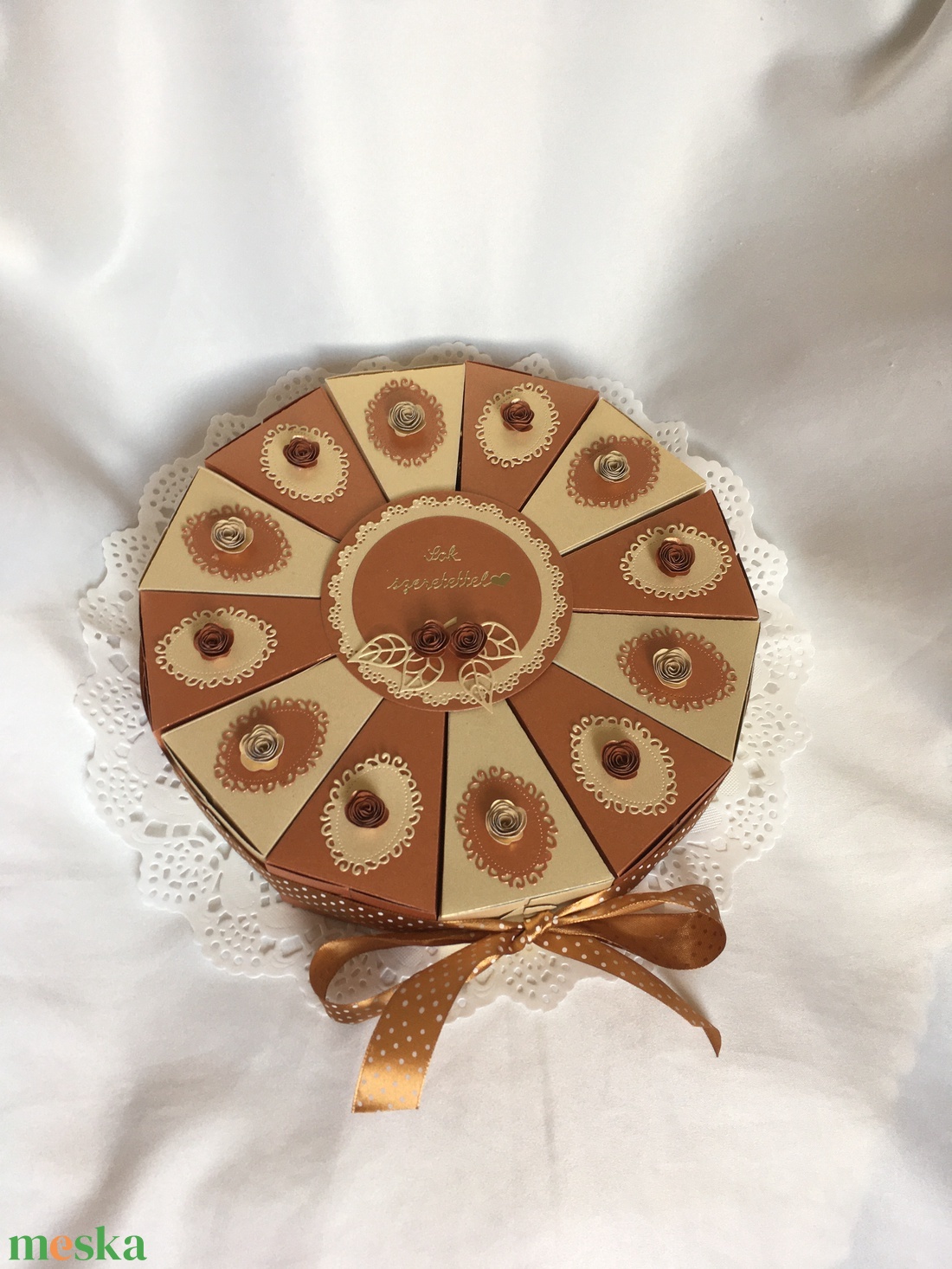 Pénzajándék átadó torta - réz-fehérarany, nagy - otthon & életmód - papír, írószer - ajándékozás kellékei - papírtorta - Meska.hu Pénzajándék átadó torta - réz-fehérarany, nagy - otthon & életmód - papír, írószer - ajándékozás kellékei - papírtorta - Meska.hu
