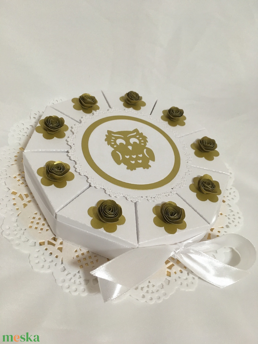 Pénzajándék átadó torta, fehér-arany mini - otthon & életmód - papír, írószer - ajándékozás kellékei - papírtorta - Meska.hu Pénzajándék átadó torta, fehér-arany mini - otthon & életmód - papír, írószer - ajándékozás kellékei - papírtorta - Meska.hu