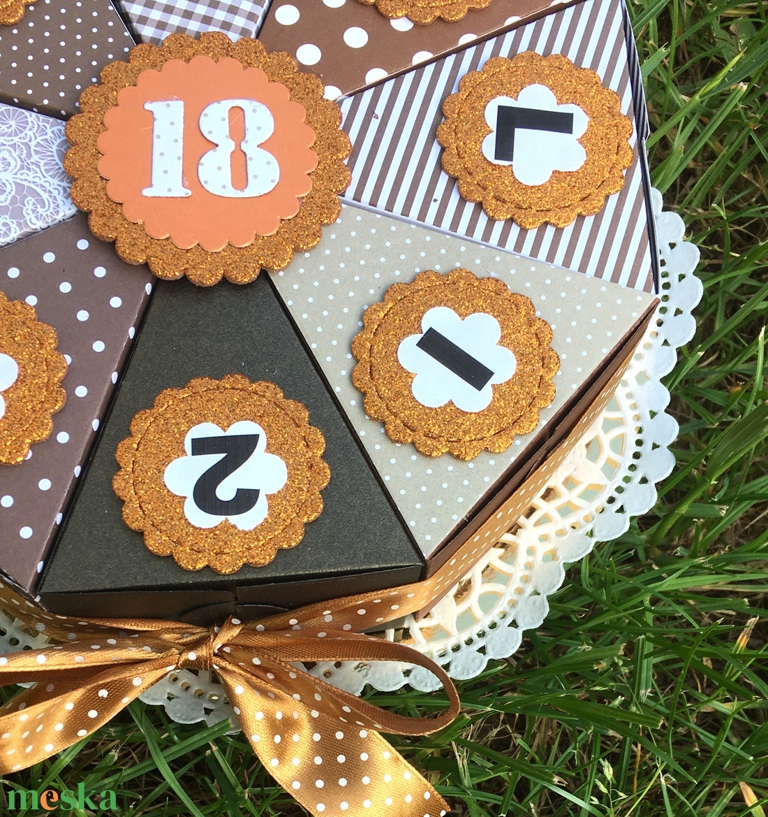 Pénzajándék átadó torta - Kettős születésnap, közepes - otthon & életmód - papír, írószer - ajándékozás kellékei - papírtorta - Meska.hu Pénzajándék átadó torta - Kettős születésnap, közepes - otthon & életmód - papír, írószer - ajándékozás kellékei - papírtorta - Meska.hu
