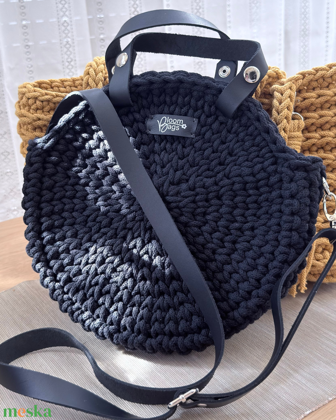 Moonflower � kör alakú horgolt váll- és oldaltáska bőrpánttal - táska & tok - kézitáska & válltáska - kézitáska - Meska.hu