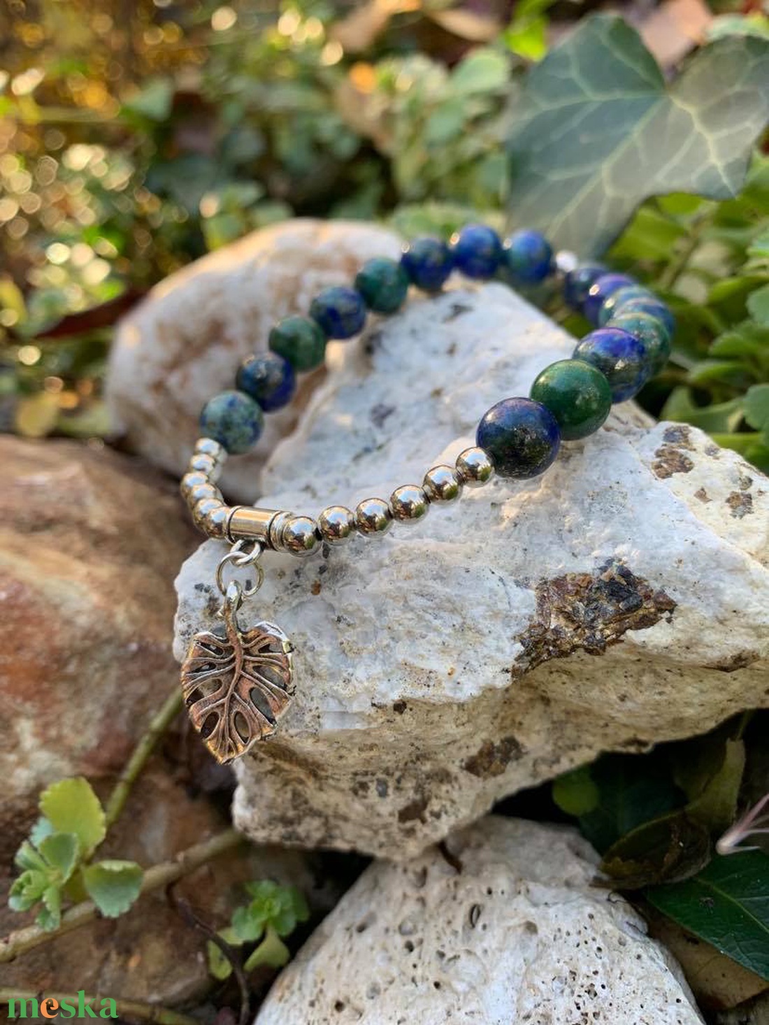 Indigókék-smaragdzöld csoda-Azurit ásványkarkötő fém gyöngyökkel és levél medállal - ékszer - karkötő - ásványkarkötő - Meska.hu