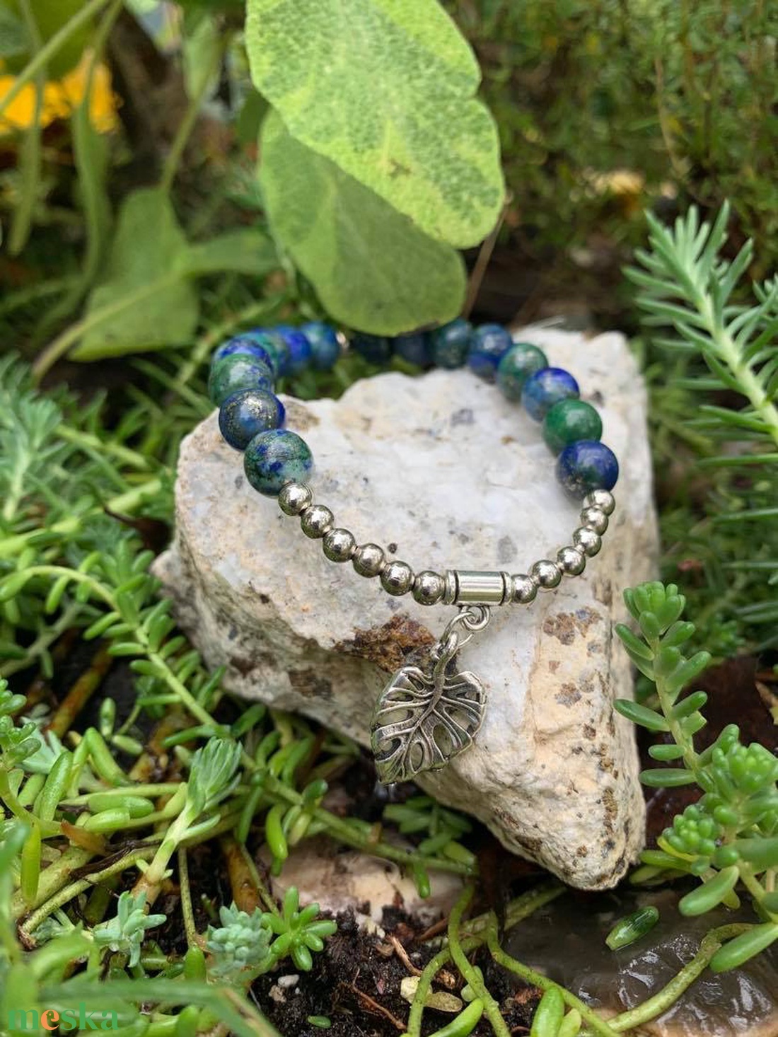 Indigókék-smaragdzöld csoda-Azurit ásványkarkötő fém gyöngyökkel és levél medállal - ékszer - karkötő - ásványkarkötő - Meska.hu