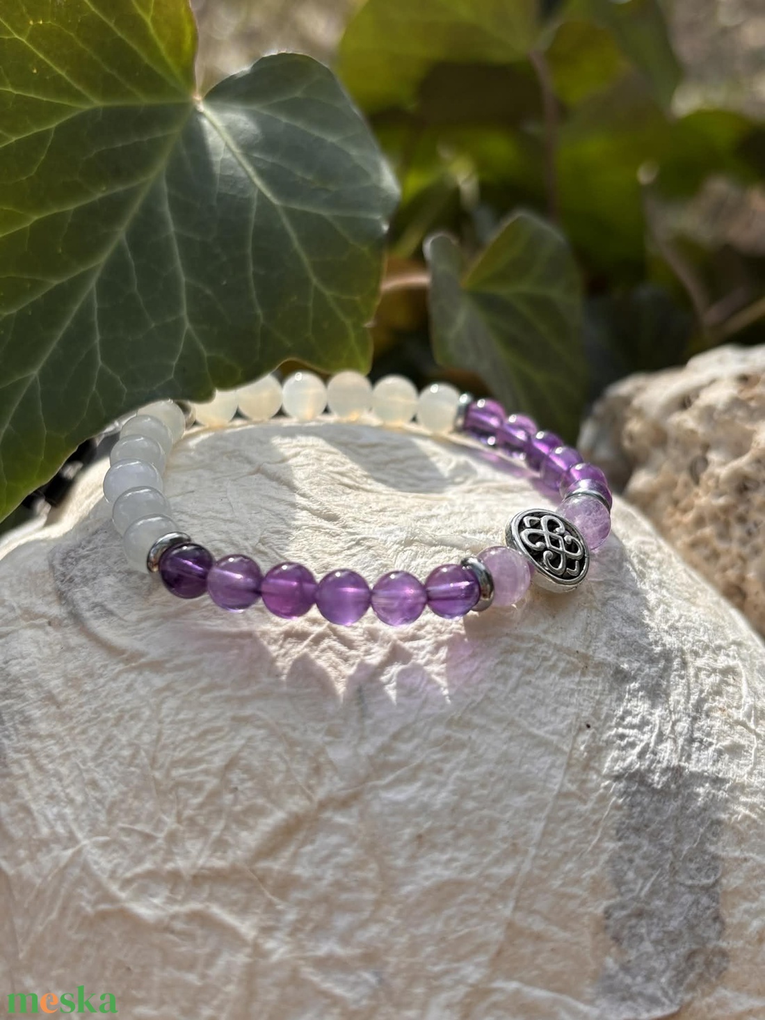 Gyógyír-Ametiszt ásványkarkötő holdkővel és végtelen csomó köztessel - ékszer - karkötő - ásványkarkötő - Meska.hu