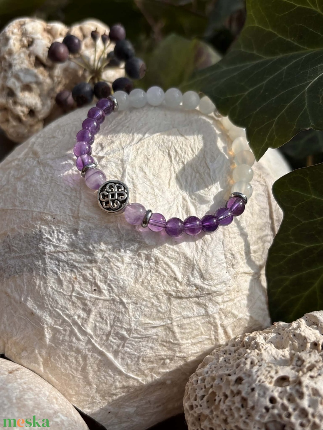Gyógyír-Ametiszt ásványkarkötő holdkővel és végtelen csomó köztessel - ékszer - karkötő - ásványkarkötő - Meska.hu