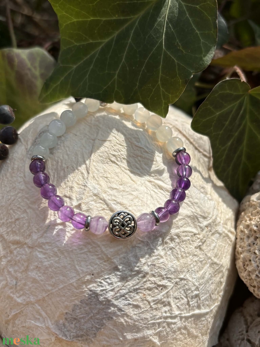 Gyógyír-Ametiszt ásványkarkötő holdkővel és végtelen csomó köztessel - ékszer - karkötő - ásványkarkötő - Meska.hu