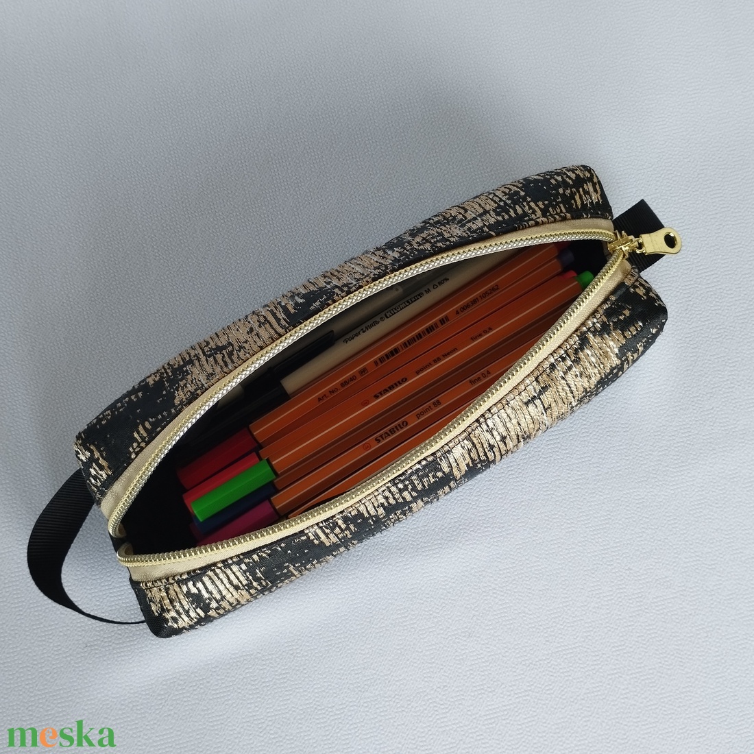 Neszesszer/tolltartó - GoldBlack - otthon & életmód - papír, írószer - tolltartó & ceruzatekercs - Meska.hu