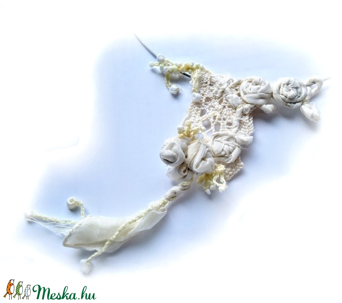 Shabby chic stílusú, ekrü színű csipke, selyem rózsás, gyöngyös nyakék - ékszer - nyaklánc - statement nyaklánc - Meska.hu Shabby chic stílusú, ekrü színű csipke, selyem rózsás, gyöngyös nyakék - ékszer - nyaklánc - statement nyaklánc - Meska.hu