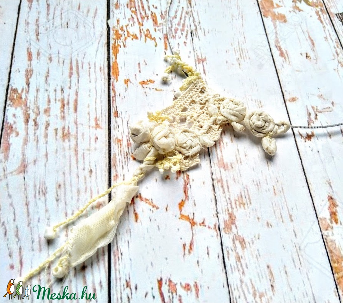 Shabby chic stílusú, ekrü színű csipke, selyem rózsás, gyöngyös nyakék - ékszer - nyaklánc - statement nyaklánc - Meska.hu Shabby chic stílusú, ekrü színű csipke, selyem rózsás, gyöngyös nyakék - ékszer - nyaklánc - statement nyaklánc - Meska.hu