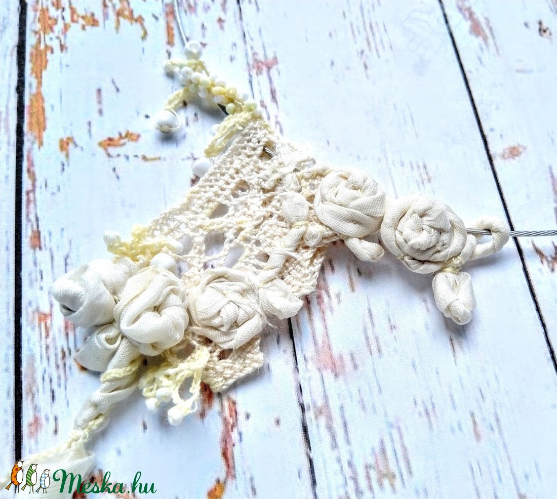 Shabby chic stílusú, ekrü színű csipke, selyem rózsás, gyöngyös nyakék - ékszer - nyaklánc - statement nyaklánc - Meska.hu Shabby chic stílusú, ekrü színű csipke, selyem rózsás, gyöngyös nyakék - ékszer - nyaklánc - statement nyaklánc - Meska.hu