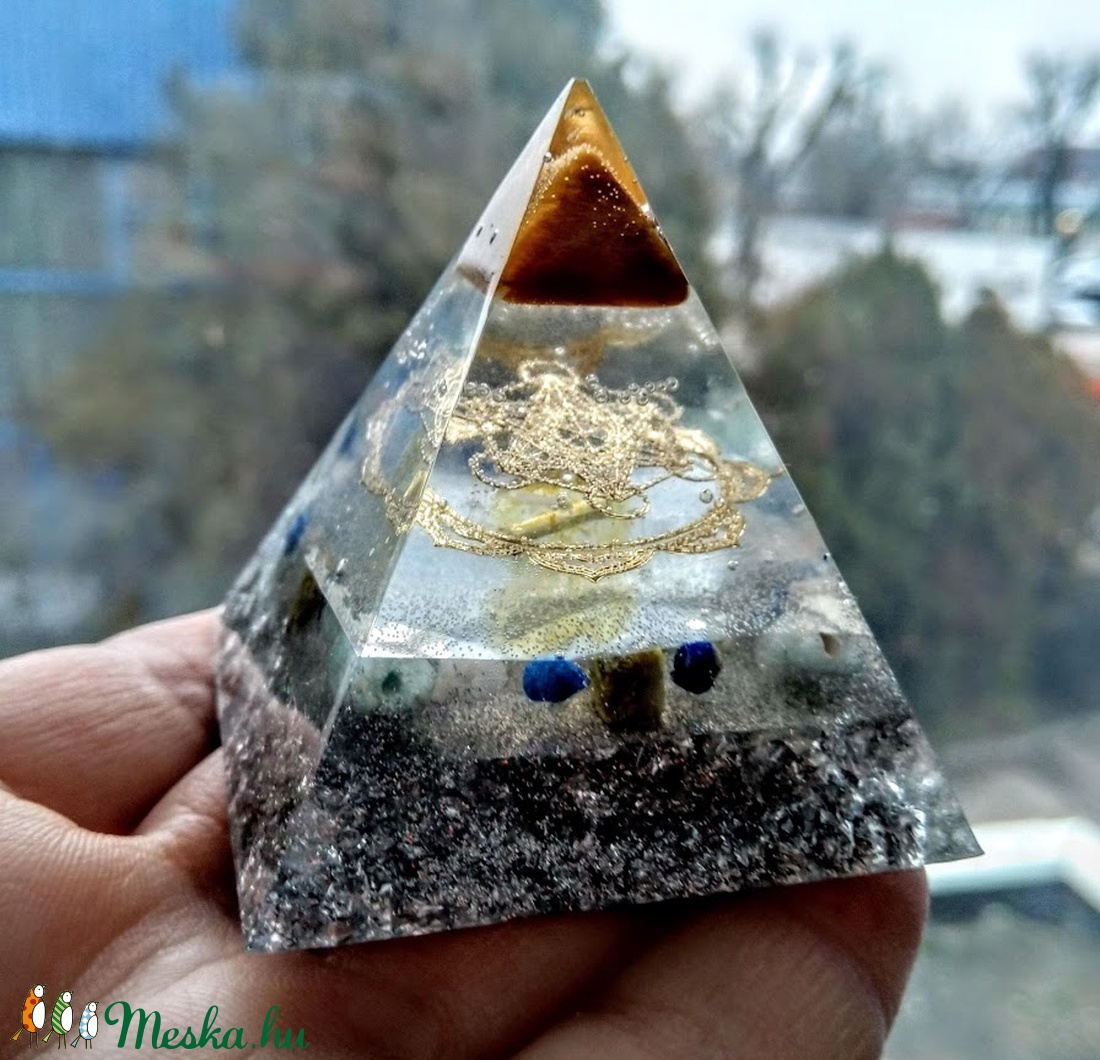 ORGONIT ragyogás piramis, méregtelenítő turmalin, lapis lazuli, hegyi kristály, aventurin ásványból és gyantából -  - Meska.hu
