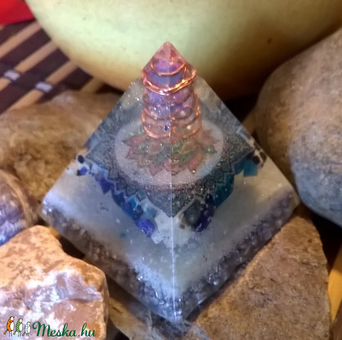 ORGONIT piramis hegyi kristály csúccsal, lapis lazuli, brazil azurit, dalmata jáspis ásványból és gyantából -  - Meska.hu