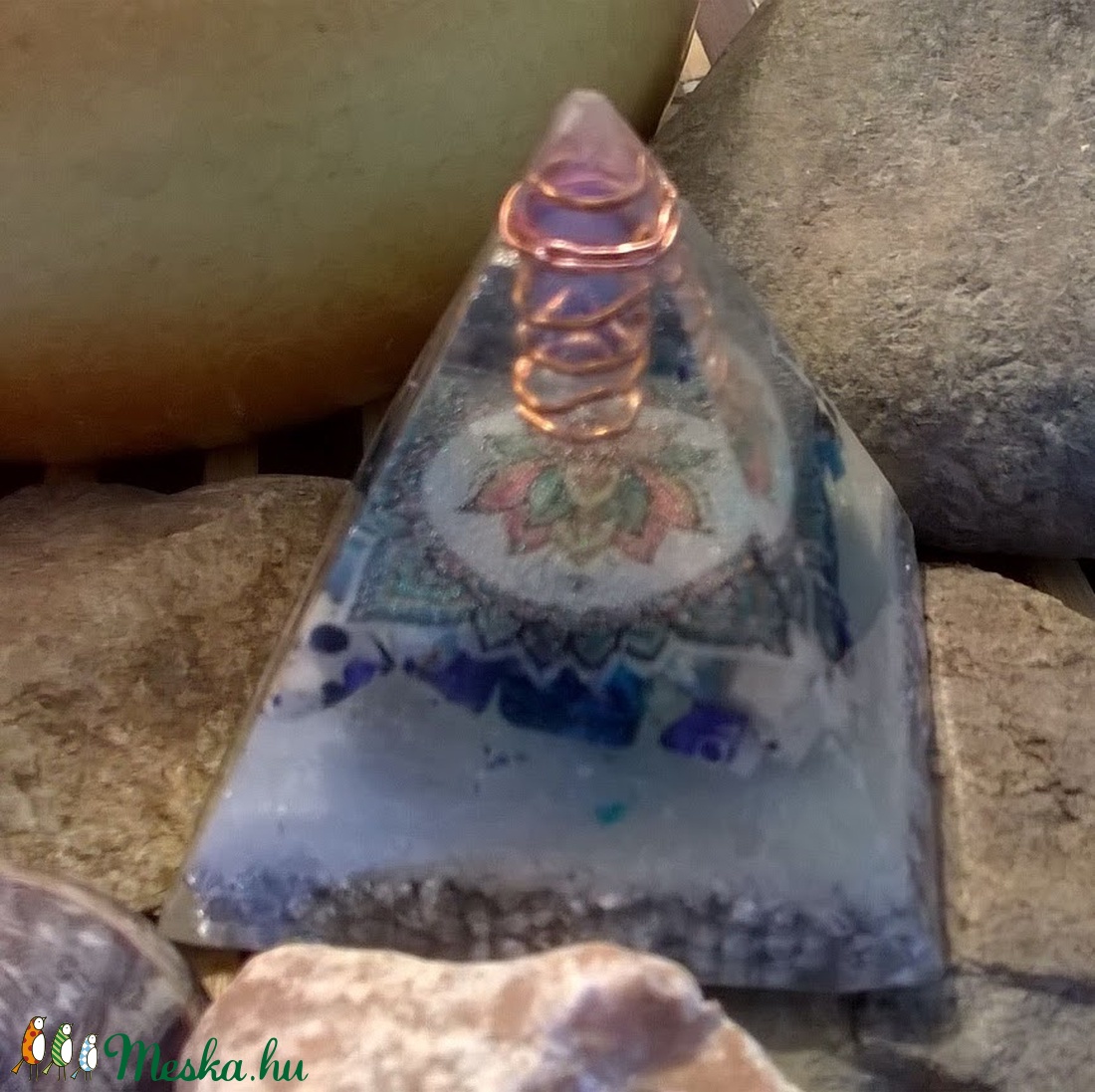 ORGONIT piramis hegyi kristály csúccsal, lapis lazuli, brazil azurit, dalmata jáspis ásványból és gyantából -  - Meska.hu
