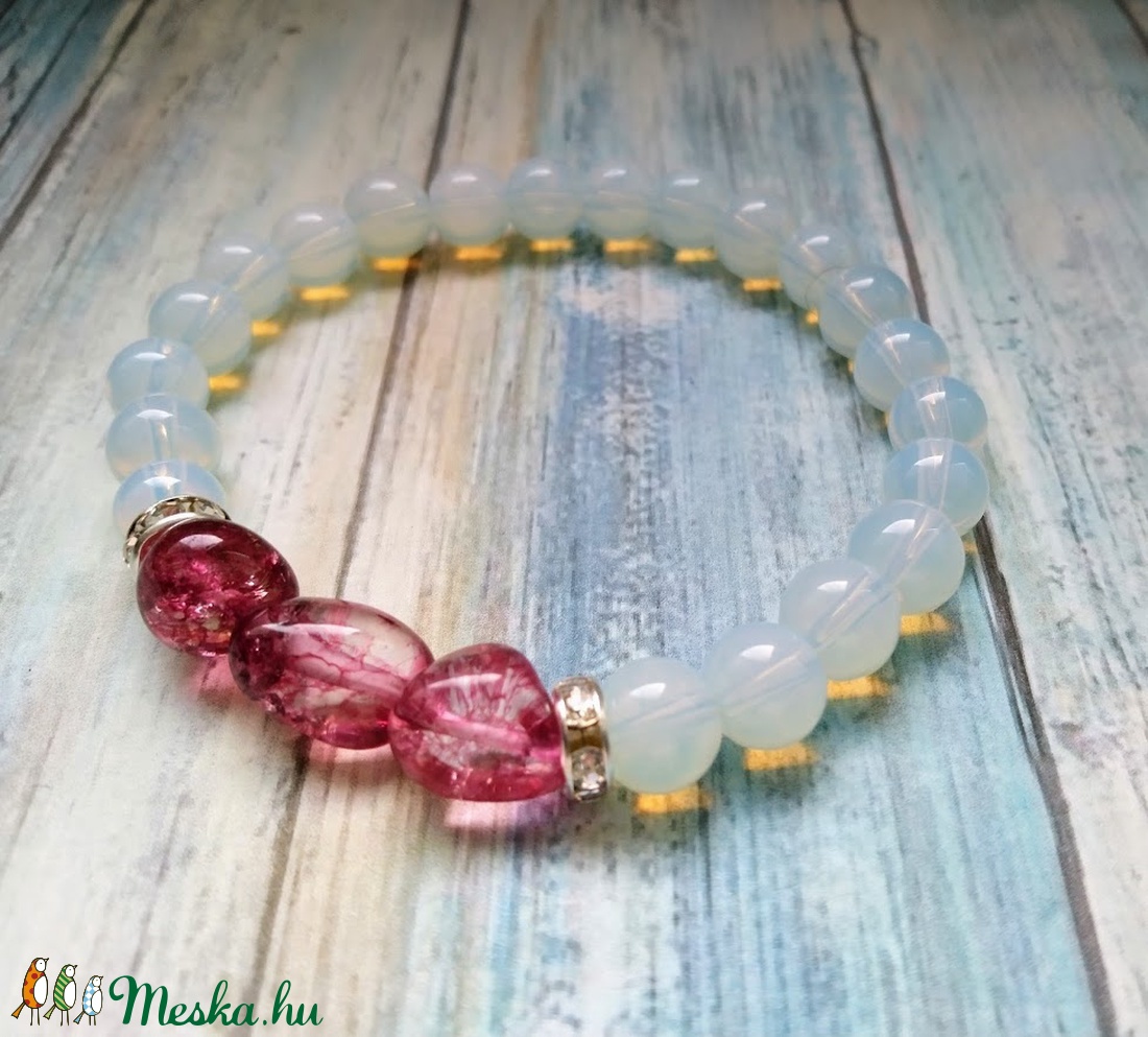 Boldog beteljesedés tejopál és vörös turmalin ásvány karkötő - ékszer - karkötő - bogyós karkötő - Meska.hu