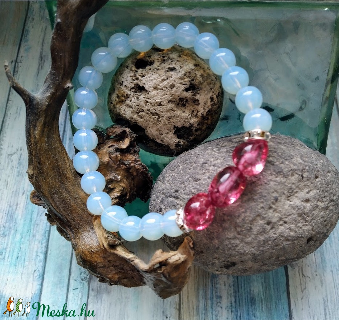 Boldog beteljesedés tejopál és vörös turmalin ásvány karkötő - ékszer - karkötő - bogyós karkötő - Meska.hu