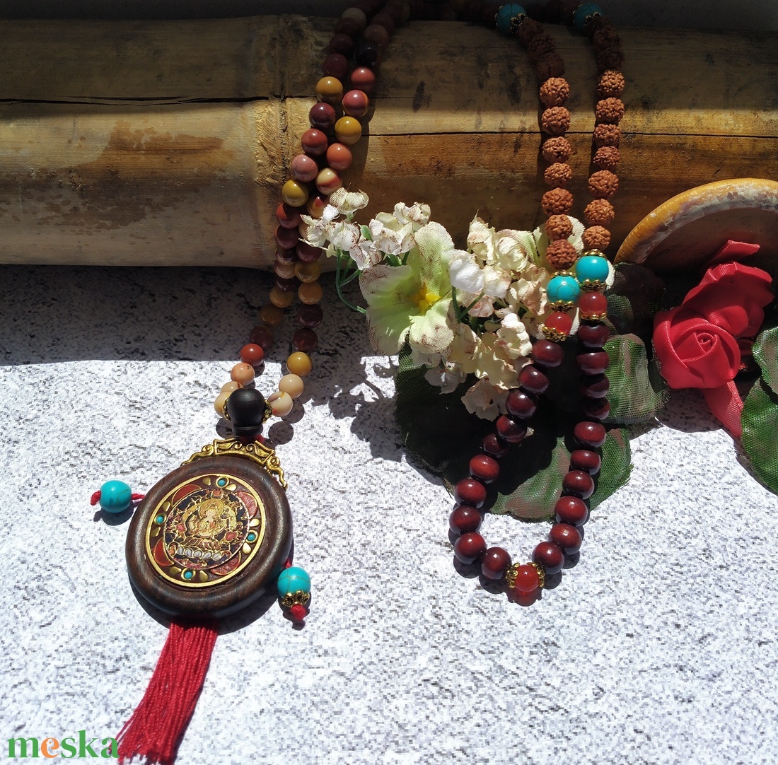 A meditáció mala, 108 szemes imafüzér, kézműves szantálfa medállal, ásványokkal, rudraksha bogyóval - otthon & életmód - dekoráció - spiritualitás - mala - Meska.hu