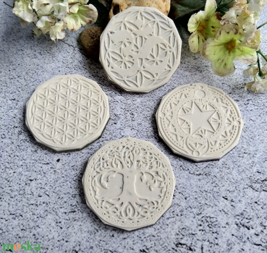 Orgonit korongok, Pentagram, Ohm vagy Aum, Élet virága és Életfa szimbólumokkal, ásványokkal gazdag - otthon & életmód - dekoráció - spiritualitás - mandala - Meska.hu Orgonit korongok, Pentagram, Ohm vagy Aum, Élet virága és Életfa szimbólumokkal, ásványokkal gazdag - otthon & életmód - dekoráció - spiritualitás - mandala - Meska.hu