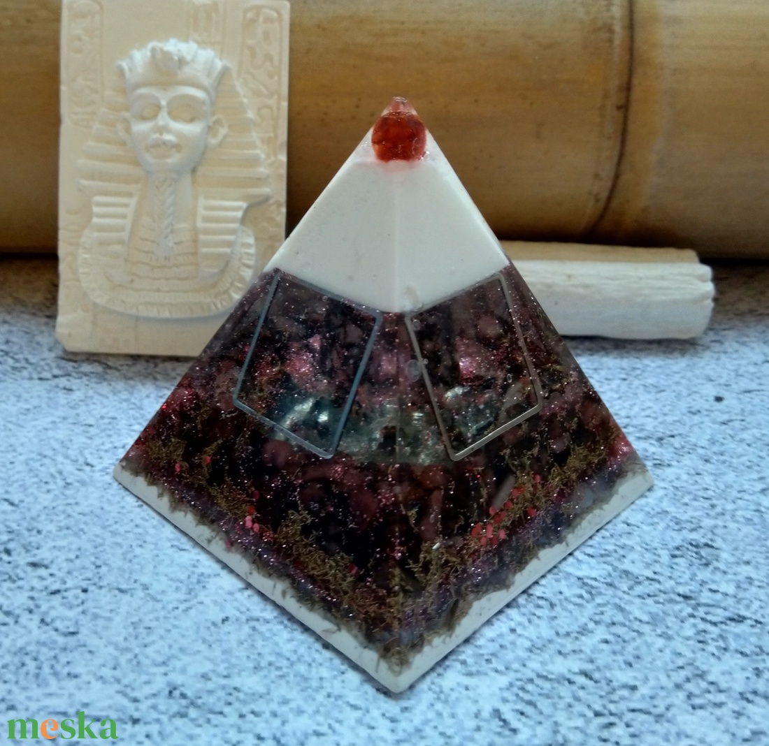 ORGONIT gyógyító spirituális energia piramis jade gömb csúccsal, rodonit, obszidián és achát ásvánnyal gyantába öntve - otthon & életmód - dekoráció - spiritualitás - orgonit piramis - Meska.hu