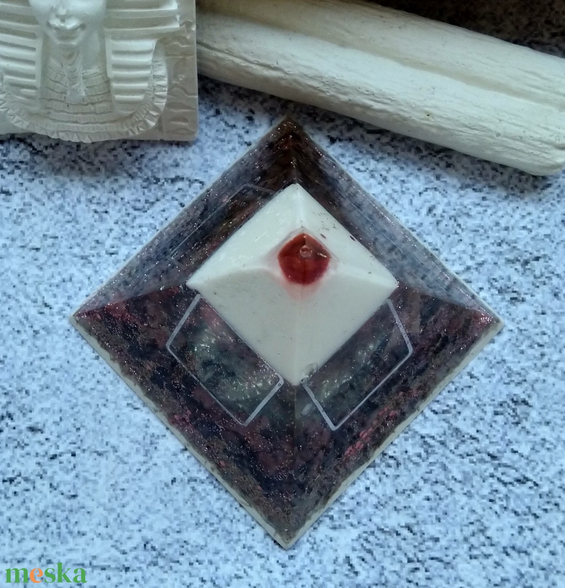ORGONIT gyógyító spirituális energia piramis jade gömb csúccsal, rodonit, obszidián és achát ásvánnyal gyantába öntve - otthon & életmód - dekoráció - spiritualitás - orgonit piramis - Meska.hu